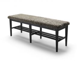 Nadja Hallbänk 130cm svartbetsad ask fårskinn sahara