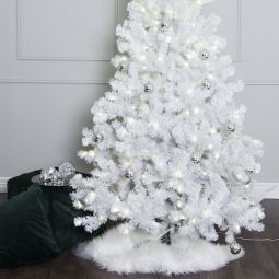 Plastgran Ottawa vit 210cm med julgranskulor och fårskinnsmatta