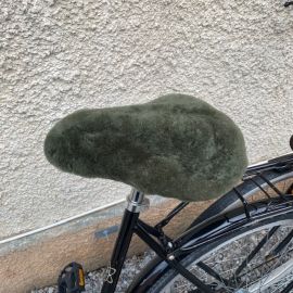 Cykelsadelskydd Ebbe fårskinn, Oliv