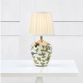 Mansion bordslampa med keramikfot är en väldigt fin lampa med vit textilskärm och fjärilar i olika färger.