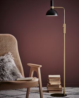 Markslöjd Larry golvlampa i rum med vinröd bakgrund och stolar i en trendig miljö