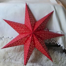 Adventsstjärna i papper Dot röd på vit fårskinnsfäll