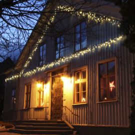 System Expo ljusslinga istapp hängandes på hus miljöbild