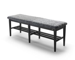 Nadja Hallbänk 130cm svartbetsad ask fårskinn ljusgrå