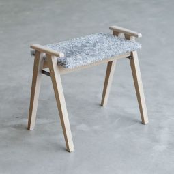 Oscarssons Möbel Alme Hallpall vitpigmenterad ek fårskinn ljusgrå