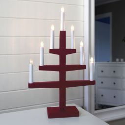 Trapp elljusstake på bord med sken från lamporna